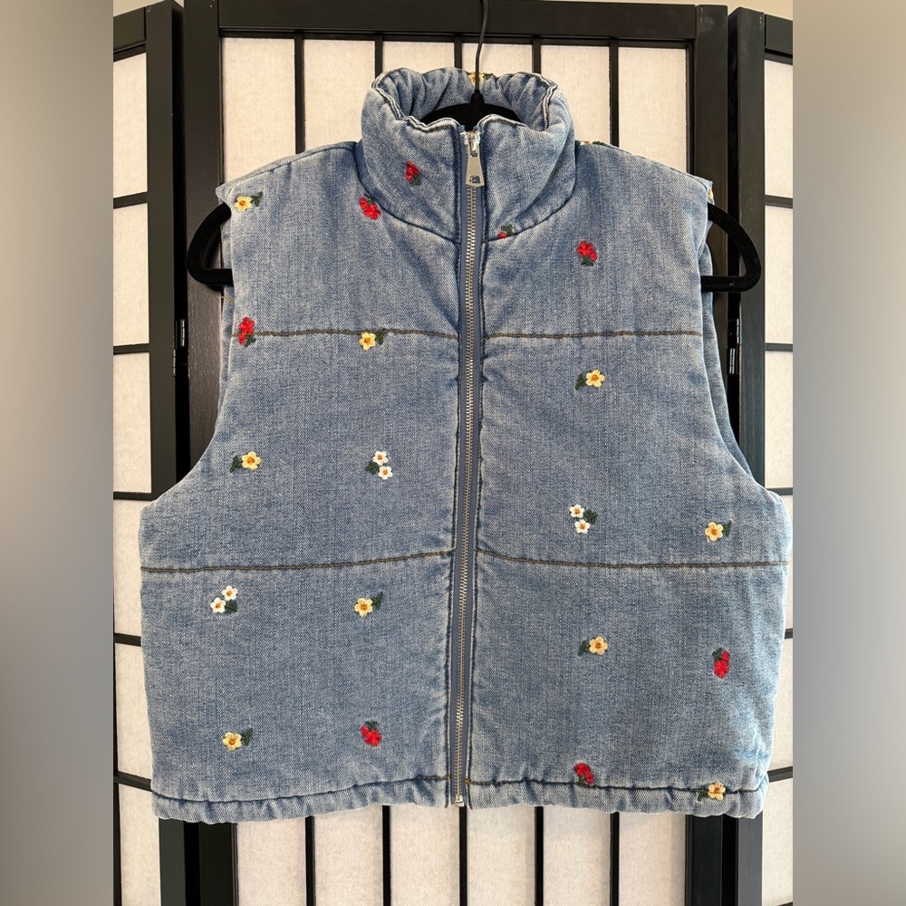 Fashion Nova Chaleco Kylie Blue Denim Vest Embroidery Medium NWT - Picture 3 of 5